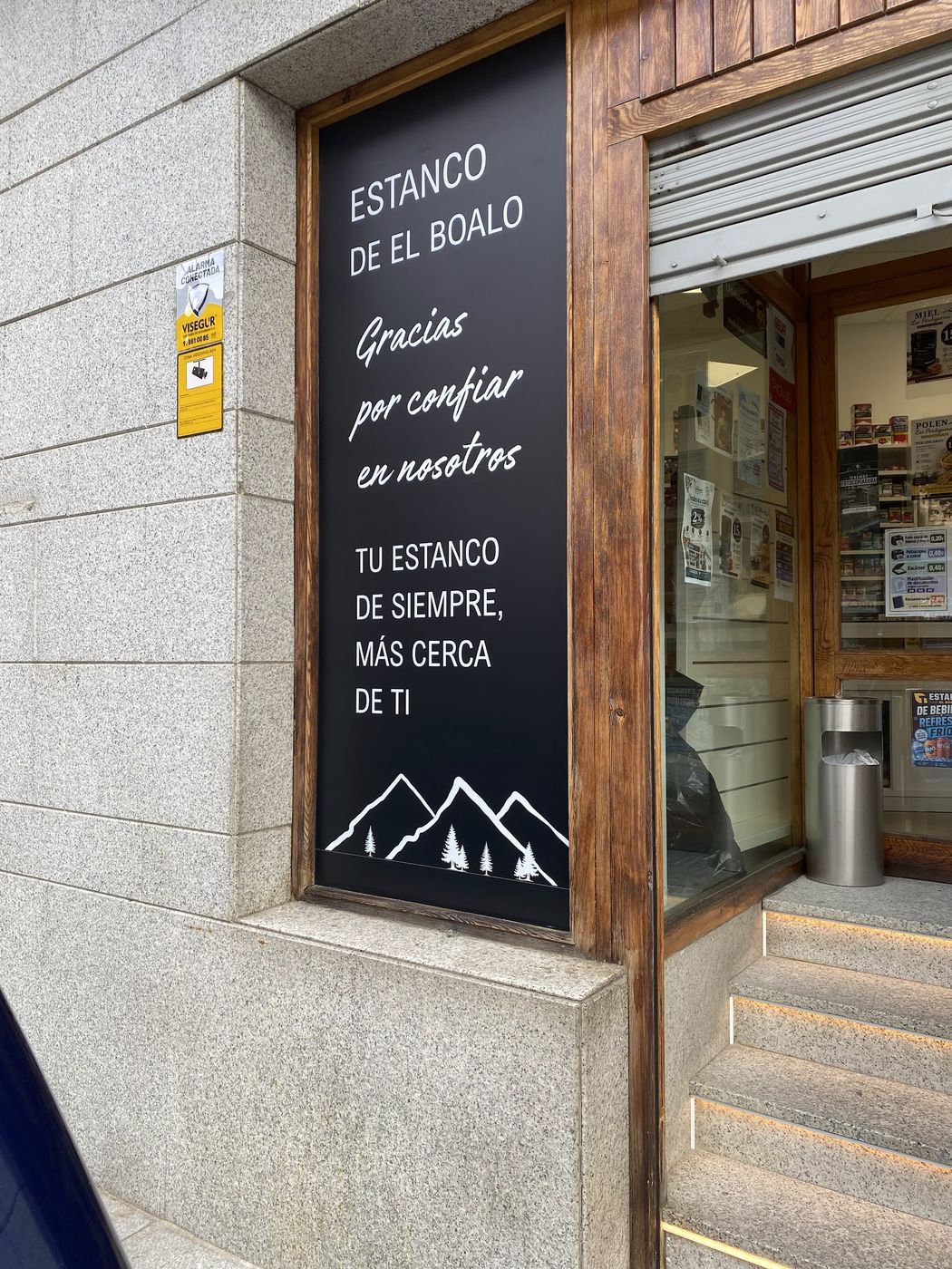 Entrada del estanco con el cartel «Gracias por confiar en nosotros. Tu estanco de siempre, más cerca de ti»