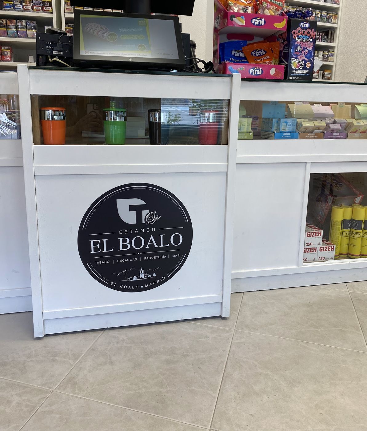 Mostrador del estanco con el logotipo de Estanco El Boalo